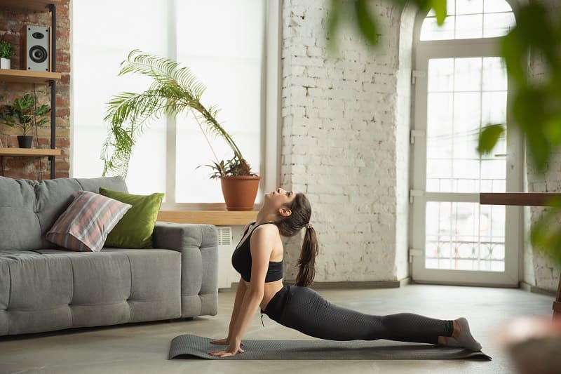 C Mo Hacer Yoga En Casa Gu A Para Principiantes